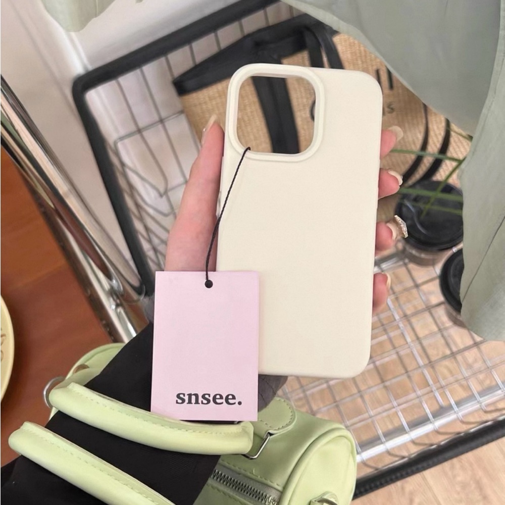 NWOT Cream iPhone 16 pro Case